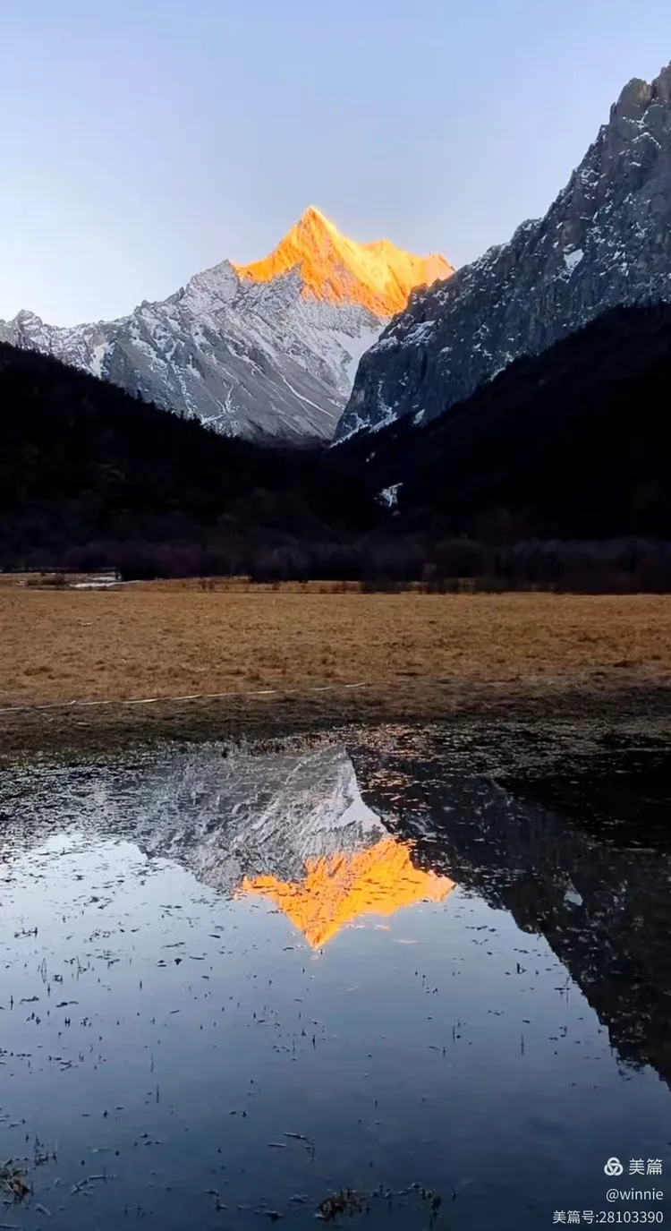 稻城亚丁夏诺多吉神山与日照金山